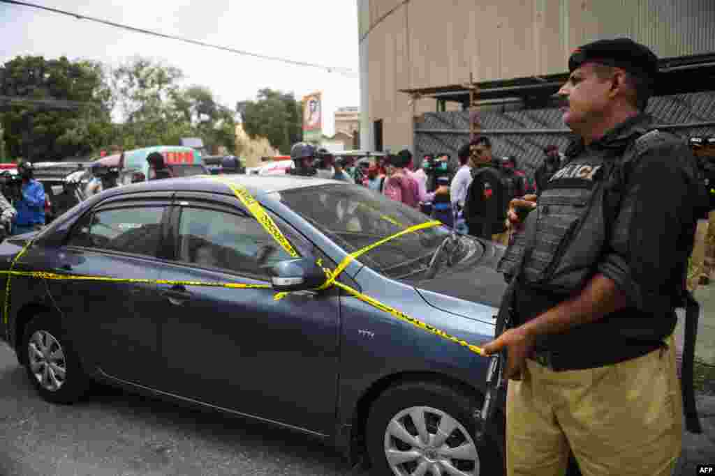 پیر کی صبح&nbsp; 10 بجے مسلح ملزمان نے اسٹاک ایکسچینج کے قریب پہلے دستی بم حملہ کیا جس کے بعد حملہ آوروں اور سیکیورٹی اہلکاروں میں فائرنگ کا تبادلہ شروع ہوا۔