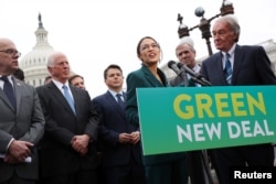 Demokrat Partili Kongre üyesi Alexandria Ocasio-Cortez ve Senatör Ed Markey Yeni Yeşil Anlaşma'yla ilgili basın toplantısı düzenlerken (7 Şubat 2019)