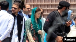 Maryam Nawaz daughter of Pakistan's Prime Minister Nawaz Sharif leaves along with her brothers Hussain Nawaz (L) and Hussan Nawaz (2nd L) after appearing before a Joint Investigation Team (JIT) investigating Sharif family's wealth in Islamabad, Pakistan 