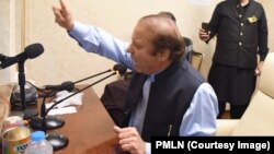 نواز شریف اسلام آباد سے لاہور کے سفر کے دروان اپنے کنٹینر سے اپنے حامیوں سے خطاب کر رہے ہیں۔ 