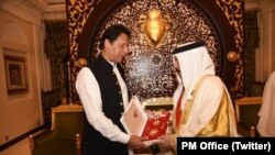 عمران خان بحرین میں حامد بن عیسیٰ الخلیفہ کے ساتھ